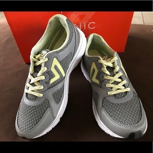 Vionic Women’s SATIMA Grey/yellow athletic - 9.5